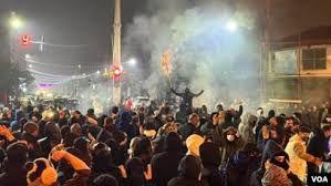 بیانیه ۴۱۵ امضایی؛ دعوت به مقاومت مدنی برای انتقال قدرت به مردم